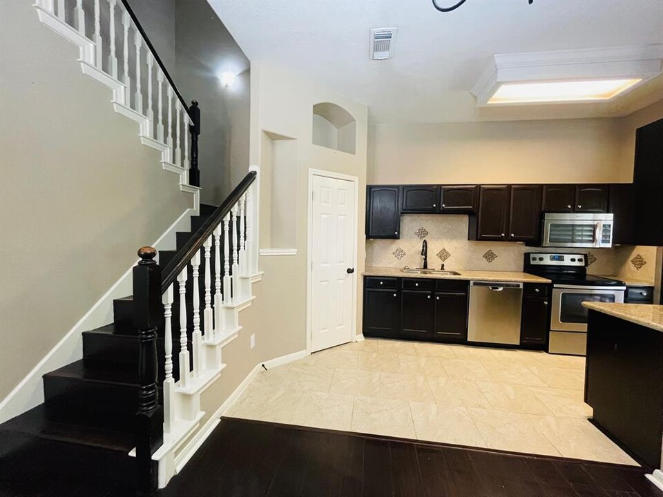 2710 Grants Lake Blvd in Sugar Land, TX - Building Photo