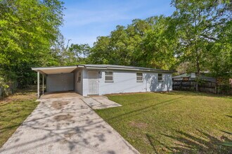 2304 Miss Muffet Ln W in Jacksonville, FL - Building Photo - Building Photo