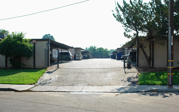 Brooks Villa Apartments in Fresno, CA - Building Photo - Building Photo