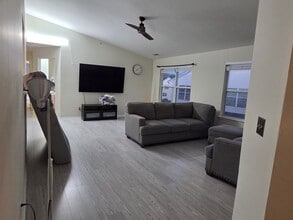 380 Keswick Dr in Piscataway, NJ - Building Photo - Building Photo