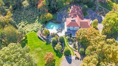 21 Harkim Rd in Greenwich, CT - Building Photo - Building Photo