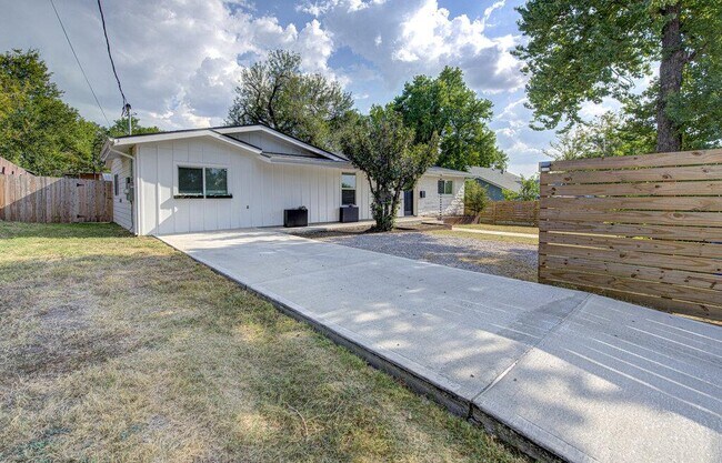 5407 Manor Rd in Austin, TX - Building Photo - Building Photo