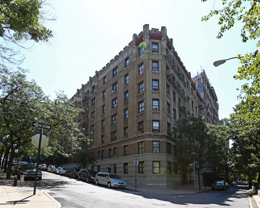 736 Riverside Dr in New York, NY - Building Photo