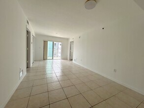 2475 NW 16th St Rd in Miami, FL - Building Photo - Building Photo