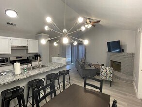 12200 Thompkins Dr in Austin, TX - Building Photo - Building Photo