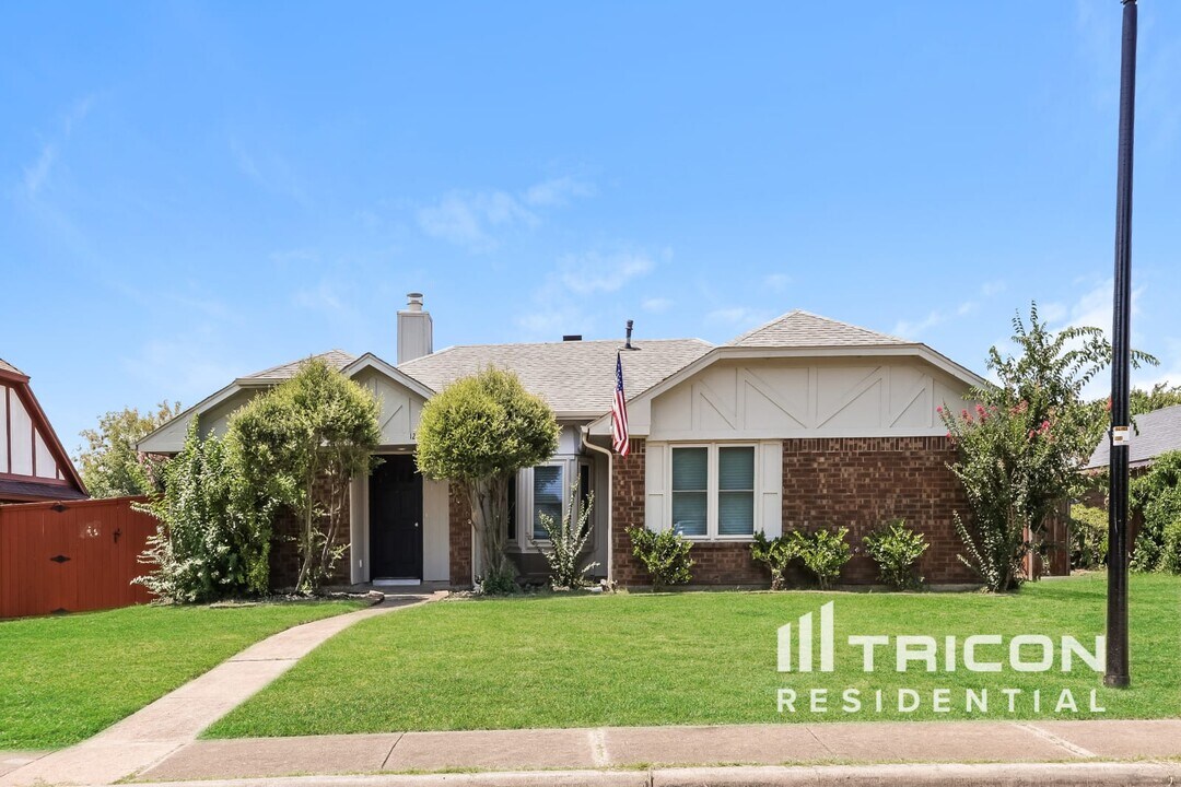 1253 Essex Dr in Desoto, TX - Building Photo