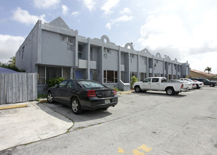 Lagomar at Lake Belle in Hialeah, FL - Building Photo - Building Photo