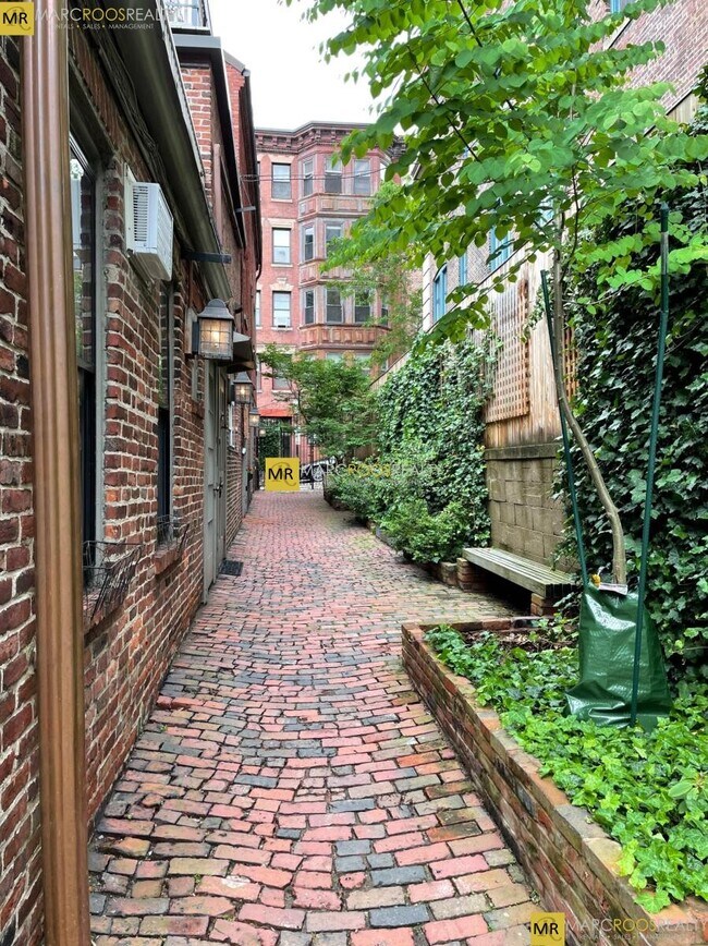 36 Joy St, Unit 2R in Boston, MA - Building Photo - Building Photo