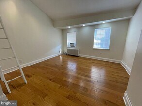 233 Brown St in Philadelphia, PA - Building Photo - Building Photo