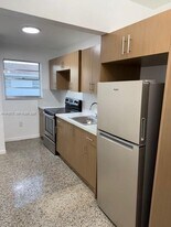 1685 W 41st St in Hialeah, FL - Building Photo