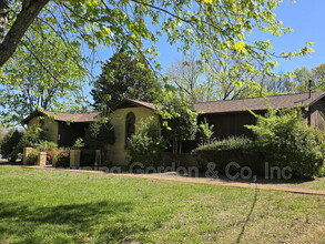 2002 Gladeville Dr in Mount Juliet, TN - Foto de edificio - Building Photo