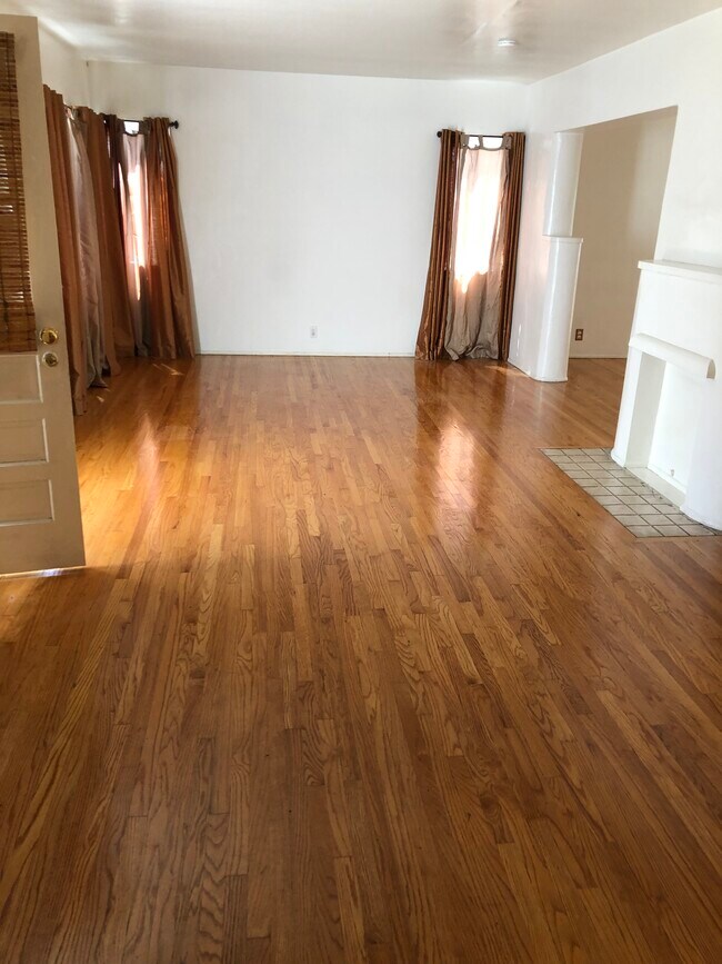 4555 E Carson St, Unit 4555.5 East Carson Street in Long Beach, CA - Building Photo - Building Photo