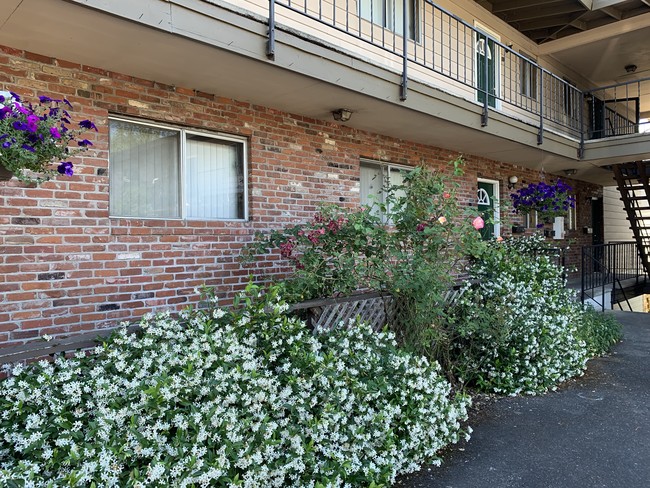 The Milwaukian Apartments in Milwaukie, OR - Building Photo - Building Photo