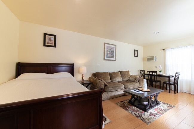 2721 W 82nd Pl, Unit Guesthouse in Inglewood, CA - Building Photo - Building Photo