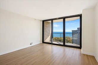 3660 N Lake Shore Dr, Unit 2803 in Chicago, IL - Building Photo - Building Photo