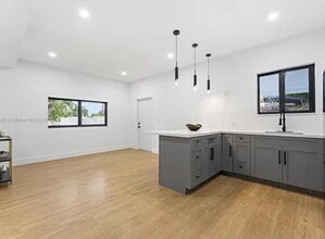 1720 SW 73rd Ave in Miami, FL - Building Photo - Building Photo