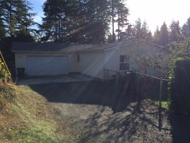 97566 Kadora Dr in North Bend, OR - Building Photo