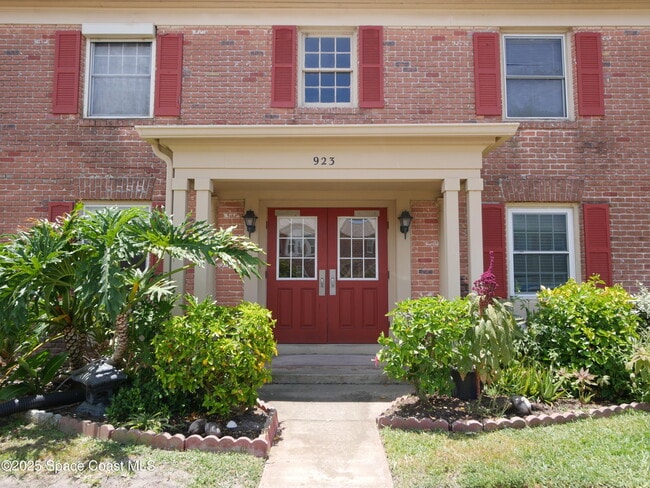 923 S Colonial Ct in Indian Harbour Beach, FL - Building Photo - Building Photo