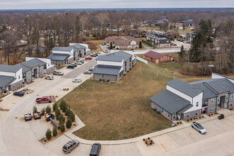 504 Courtyard Ln in Amelia, OH - Foto de edificio - Building Photo