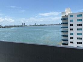 7545 E Treasure Dr in North Bay Village, FL - Building Photo