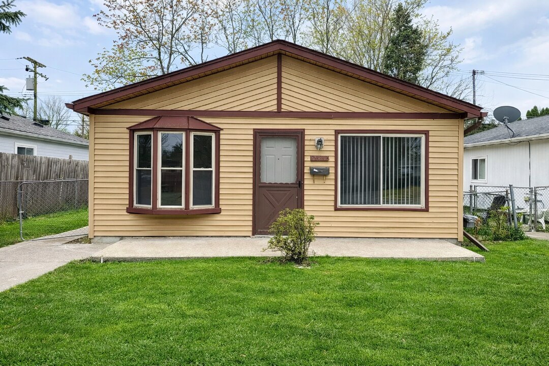 20812 Woodward St in Clinton Township, MI - Building Photo