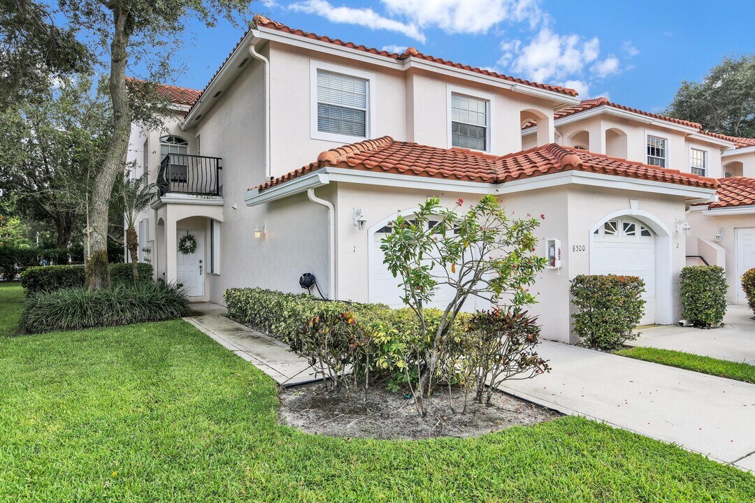 8500 Vía Romana in Boca Raton, FL - Building Photo