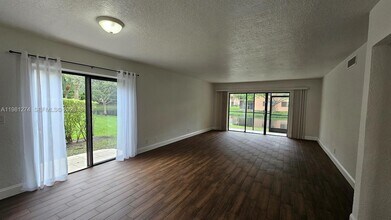 305 Lakeview Dr in Weston, FL - Building Photo - Building Photo