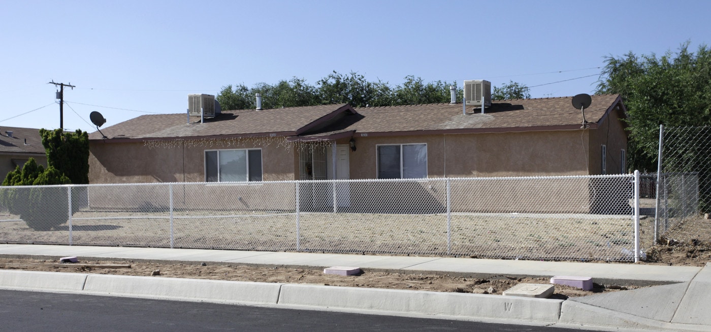 16243-16245 Spruce St in Hesperia, CA - Building Photo