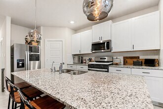 12014 Silver Moon Ln in Mont Belvieu, TX - Foto de edificio - Building Photo