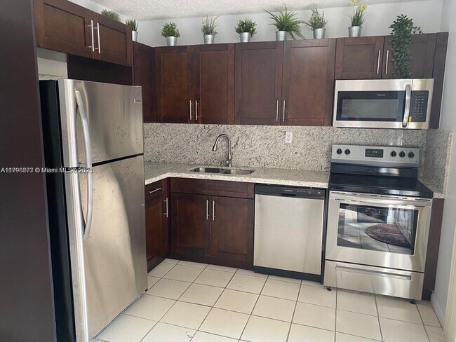 560 NW 82nd Pl in Miami, FL - Building Photo - Building Photo