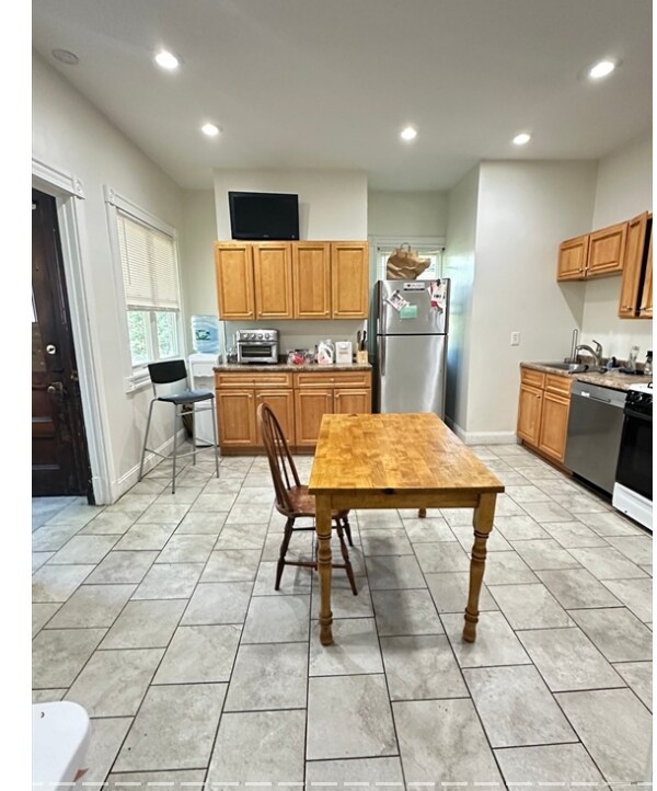 27 Orkney Rd, Unit 2 in Boston, MA - Foto de edificio - Building Photo