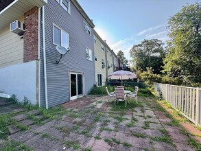 56 Chaucer Ct in Middletown, NY - Foto de edificio - Building Photo