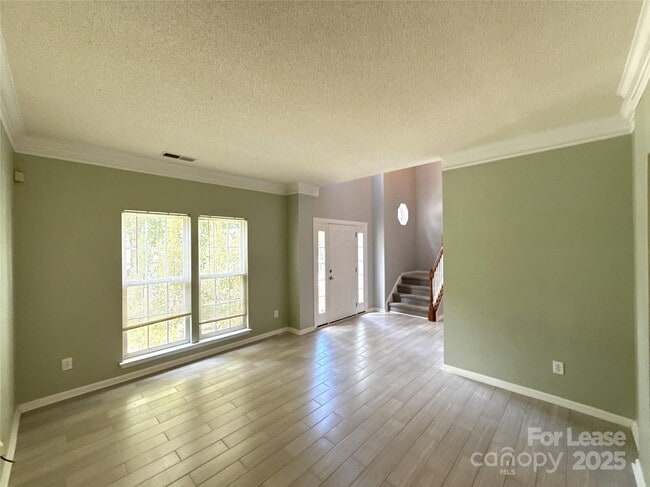 6518 Harburn Forest Dr in Charlotte, NC - Foto de edificio - Building Photo