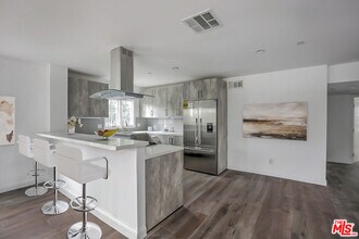 1105 Alta Loma Rd in West Hollywood, CA - Foto de edificio - Building Photo