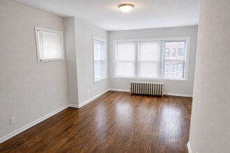 6710 S Merrill Ave, Unit 2E in Chicago, IL - Foto de edificio - Building Photo