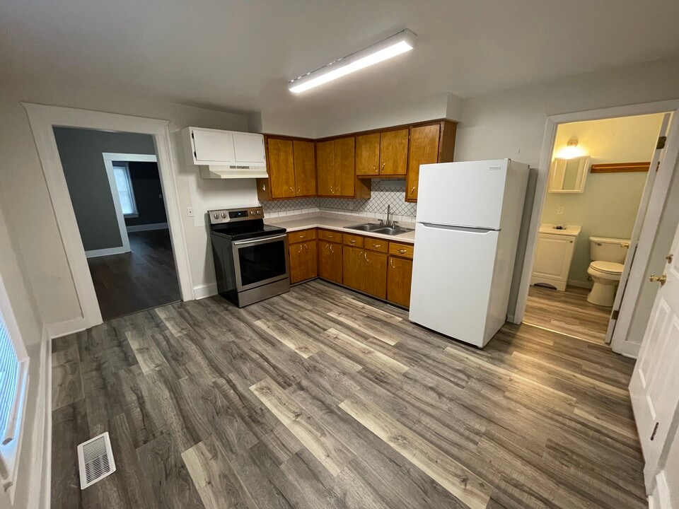 1406 Lansing Ave, Unit 1406 in Jackson, MI - Building Photo