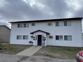 325 Clymer Rd in Hiawatha, IA - Building Photo
