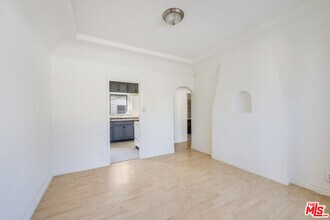 805 N Poinsettia Pl in Los Angeles, CA - Building Photo - Building Photo