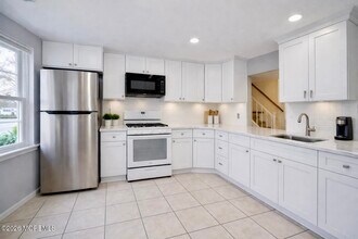 28 Morgan Pl in East Brunswick, NJ - Building Photo - Building Photo