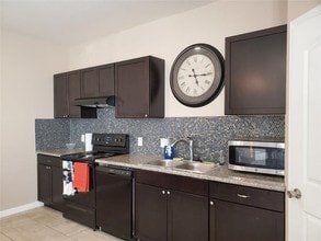 511 Dahlia St in Prairie View, TX - Foto de edificio - Interior Photo