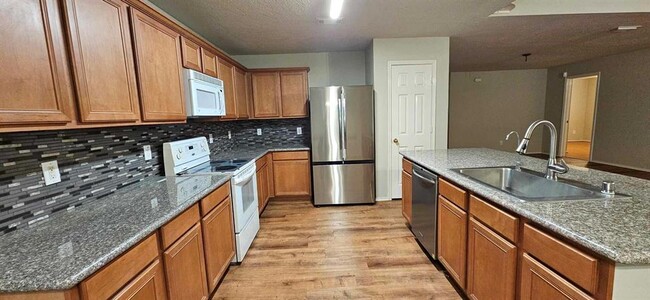 7402 Spring Creek Cir in Baytown, TX - Building Photo - Building Photo