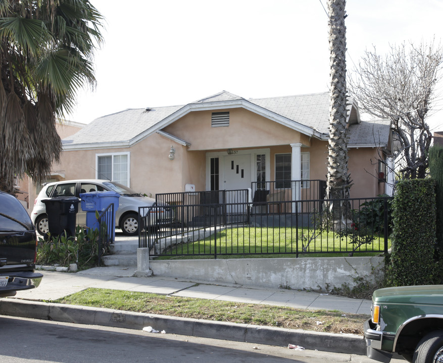 635-637 N Benton Way in Los Angeles, CA - Foto de edificio