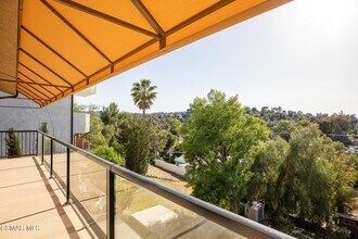 5293 Calatrana Dr in Woodland Hills, CA - Building Photo - Building Photo