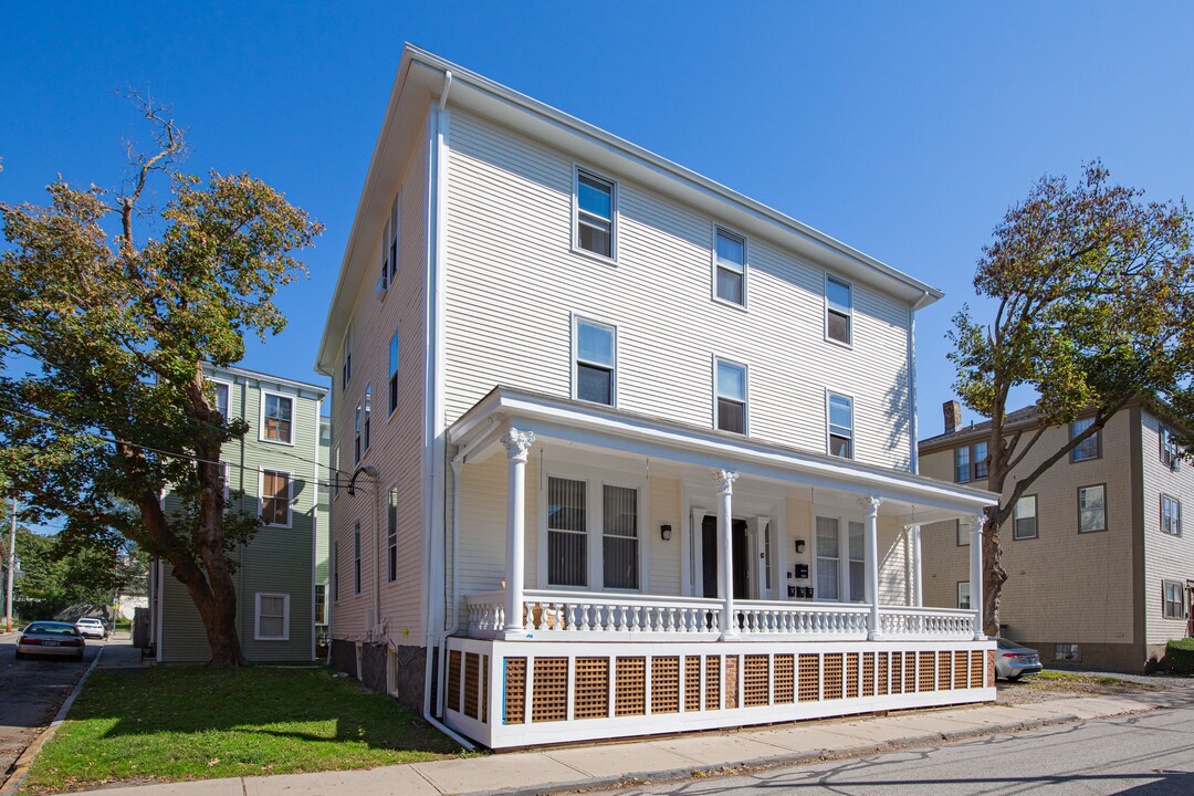 24 Brinley St in Newport, RI - Building Photo