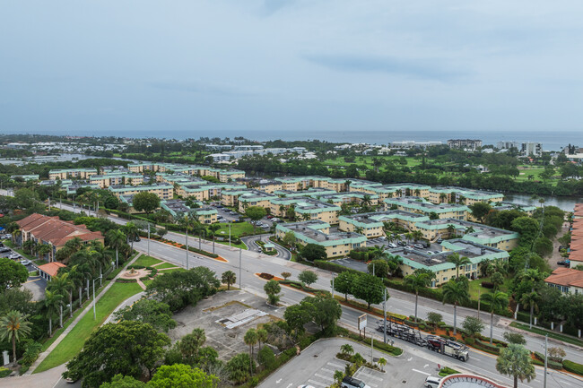 Colonial Club Condos in Boynton Beach, FL - Building Photo - Building Photo