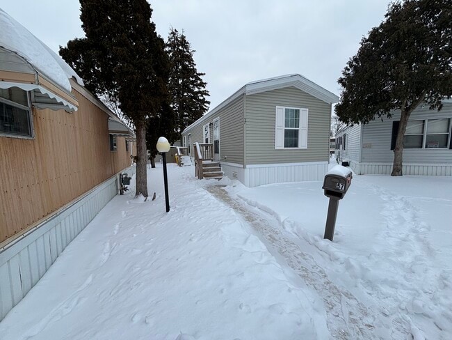 57 Third St. Unit 57 in Dearborn Heights, MI - Foto de edificio - Building Photo