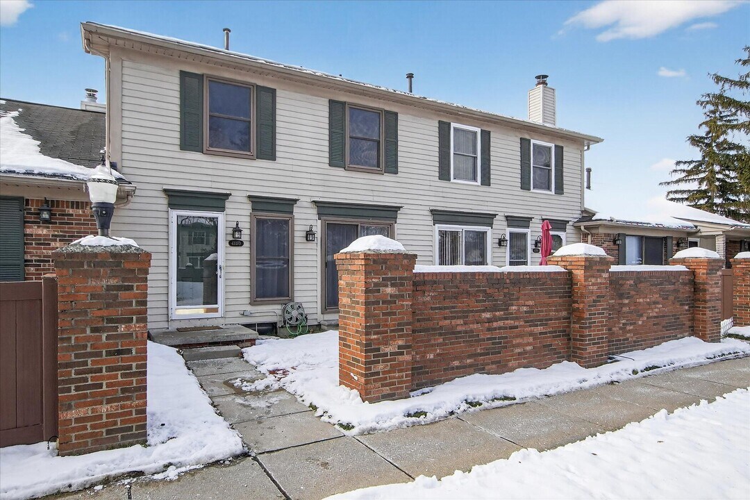 41070 Southwind Dr in Canton Township, MI - Building Photo