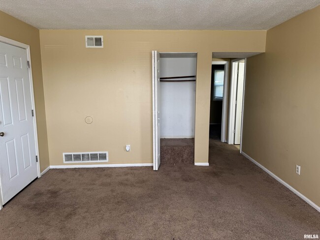 415 W Cedar Ln Dr in Walcott, IA - Building Photo - Building Photo