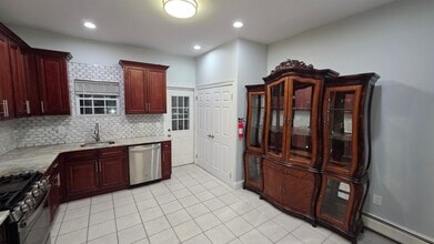 712 17th St in Union City, NJ - Building Photo - Building Photo