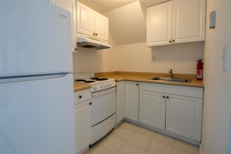 31 Cherrywood Dr in East Northport, NY - Building Photo - Building Photo